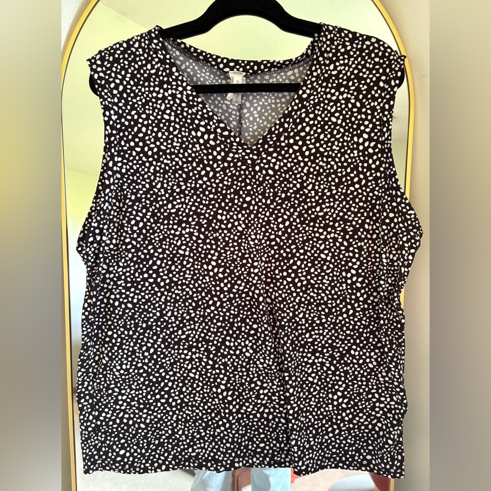 Acting Pro Black and White Speckled Blouse